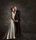 Huwelijkspaar, Bruid en Bruidegom Fashion Portrait, Elegant Kostuum stock afbeeldingen Huwelijkspaar, Bruid en Bruidegom Fashion Portrait, Elegant Kostuum stock afbeeldingen