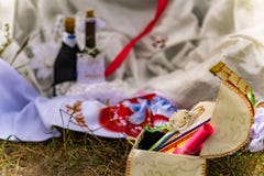Huwelijkspunten, samenstelling van feestelijk gerei voor het huwelijk Kleurrijk landschap in aard, foto voor geheugen royalty-vrije stock foto's Huwelijkspunten, samenstelling van feestelijk gerei voor het huwelijk Kleurrijk landschap in aard, foto voor geheugen royalty-vrije stock foto's