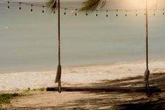 Huśtawka na plaży z zmierzchem obraz stock Huśtawka na plaży z zmierzchem obraz stock