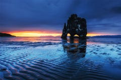 Hvitserkur uma altura de 15 m É uma rocha espetacular no mar na costa do norte de Islândia esta foto reflete na água à ré fotografia de stock royalty free Hvitserkur uma altura de 15 m É uma rocha espetacular no mar na costa do norte de Islândia esta foto reflete na água à ré fotografia de stock royalty free