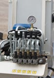 Hydraulische buizen, montage en hefbomen op controlebord stock afbeelding Hydraulische buizen, montage en hefbomen op controlebord stock afbeelding