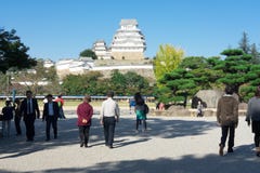 Hyogo, JAPÃO - 25 de outubro de 2017: Há muitos turistas para visitar o castelo de Himeji está um turista famoso fotos de stock royalty free Hyogo, JAPÃO - 25 de outubro de 2017: Há muitos turistas para visitar o castelo de Himeji está um turista famoso fotos de stock royalty free