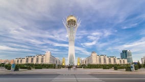 Hyperlapse del timelapse de Bayterek Es un monumento y una torre de observación en Astaná Símbolo principal de la ciudad metrajes Hyperlapse del timelapse de Bayterek Es un monumento y una torre de observación en Astaná Símbolo principal de la ciudad metrajes