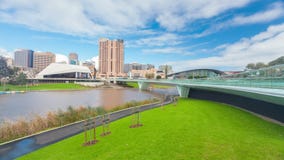 hyperlapse 4k Video des Fliegens über einem schönen Strand in Australia4k-timelapse Video von Riverbankbezirk in Adelaide, Süd-Au stock footage hyperlapse 4k Video des Fliegens über einem schönen Strand in Australia4k-timelapse Video von Riverbankbezirk in Adelaide, Süd-Au stock footage