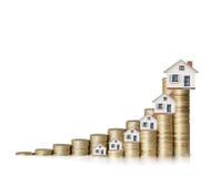 Hypotheekconcept door geldhuis van muntstukken stock afbeeldingen Hypotheekconcept door geldhuis van muntstukken stock afbeeldingen