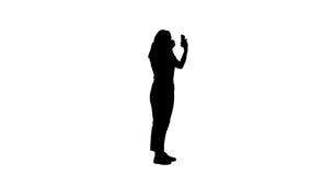 Hübsche junge Frau des Schattenbildes, welche die Wimperntusche betrachtet ihr Telefon anwendet vektor abbildung Hübsche junge Frau des Schattenbildes, welche die Wimperntusche betrachtet ihr Telefon anwendet vektor abbildung