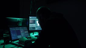 Häcker, die cryptocurrency Betrug unter Verwendung der Virus-Software und der Computerschnittstelle machen Blockchain-Cyberattack stock footage Häcker, die cryptocurrency Betrug unter Verwendung der Virus-Software und der Computerschnittstelle machen Blockchain-Cyberattack stock footage