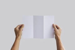 Häfte för broschyr för handinnehavmellanrum i handen Broschyrpresentation Broschyrhandman Offset- papper för manshow Arkmall B royaltyfria bilder Häfte för broschyr för handinnehavmellanrum i handen Broschyrpresentation Broschyrhandman Offset- papper för manshow Arkmall B royaltyfria bilder