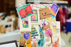 Hälsningkort på skärm på hantverkmarknaden arkivbild Hälsningkort på skärm på hantverkmarknaden arkivbild