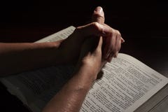 Hände auf der Bibel stockfoto Hände auf der Bibel stockfoto