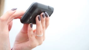 Hände der Frau, die Handy verwendet Mädchen, das auf Smartphone simst stock video footage Hände der Frau, die Handy verwendet Mädchen, das auf Smartphone simst stock video footage