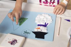 Hände eines Mädchens mit 10-Jährigen, das ein Weihnachtshandwerk tut stockfoto Hände eines Mädchens mit 10-Jährigen, das ein Weihnachtshandwerk tut stockfoto