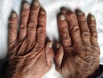 Händer av den lantliga pensionären royaltyfria bilder Händer av den lantliga pensionären royaltyfria bilder