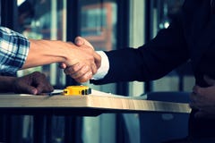 Händer på handteamwork och partnerskaptecken arkivbild Händer på handteamwork och partnerskaptecken arkivbild