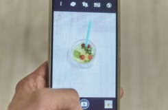 Händer tar en bild av sommarcoctailen från din mobiltelefonsmartphone foto på telefonsommardrinken vatten med is och royaltyfria bilder Händer tar en bild av sommarcoctailen från din mobiltelefonsmartphone foto på telefonsommardrinken vatten med is och royaltyfria bilder