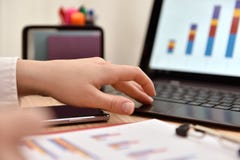 Händler Analyzing Income Charts und Diagramme lizenzfreie stockfotografie Händler Analyzing Income Charts und Diagramme lizenzfreie stockfotografie