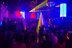 Hänförd musik, färgrika Lazer ljus, folk som dansar i nattklubb arkivfoto Hänförd musik, färgrika Lazer ljus, folk som dansar i nattklubb arkivfoto