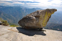 Hängender Felsen auf Moro Rock schleppen im Mammutbaum-Nationalpark, Kalifornien lizenzfreies stockbild Hängender Felsen auf Moro Rock schleppen im Mammutbaum-Nationalpark, Kalifornien lizenzfreies stockbild