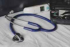 Hänger löst doktorer på en klinik - den visningstetoskopet, otoscopen och termometer royaltyfri foto Hänger löst doktorer på en klinik - den visningstetoskopet, otoscopen och termometer royaltyfri foto