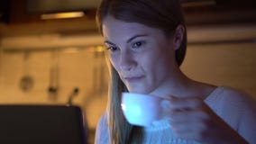 Härlig attraktiv kvinna som bläddrar internet och arbete på bärbara datorn Aftonkök dricka för kaffe arkivfilmer Härlig attraktiv kvinna som bläddrar internet och arbete på bärbara datorn Aftonkök dricka för kaffe arkivfilmer