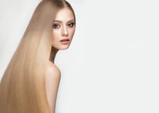 Härlig blond flicka med ett perfekt slätt hår och klassiskt smink Härlig le flicka arkivbilder Härlig blond flicka med ett perfekt slätt hår och klassiskt smink Härlig le flicka arkivbilder