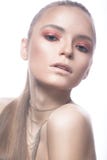 Härlig blond flicka med rosa hår och en slät skinande makeup Härlig le flicka arkivbild Härlig blond flicka med rosa hår och en slät skinande makeup Härlig le flicka arkivbild