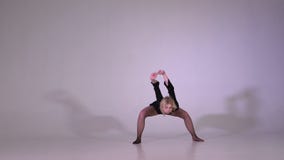 Härlig blond kvinnadans och göra akrobatisk övning i ultrarapid lager videofilmer Härlig blond kvinnadans och göra akrobatisk övning i ultrarapid lager videofilmer