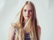 Härlig blond kvinnaflicka med slätt långt blont hår och friaren royaltyfria foton Härlig blond kvinnaflicka med slätt långt blont hår och friaren royaltyfria foton