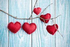 Härlig blå träbakgrund med röda hjärtor Bästa kort för valentin dag fotografering för bildbyråer Härlig blå träbakgrund med röda hjärtor Bästa kort för valentin dag fotografering för bildbyråer