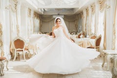 Härlig brud som poserar i bröllopsklänning i modehotell royaltyfria bilder Härlig brud som poserar i bröllopsklänning i modehotell royaltyfria bilder