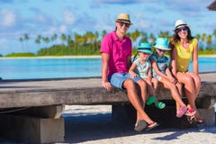 Härlig familj på sommarsemester royaltyfri fotografi Härlig familj på sommarsemester royaltyfri fotografi