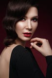 Härlig flicka i den Hollywood bilden med våghår- och klassikermakeup Härlig le flicka royaltyfria bilder Härlig flicka i den Hollywood bilden med våghår- och klassikermakeup Härlig le flicka royaltyfria bilder