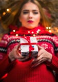 Härlig flicka med den närvarande asken och festliga ljus royaltyfri fotografi Härlig flicka med den närvarande asken och festliga ljus royaltyfri fotografi