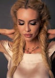 Härlig flicka med makeup för blont hår som och aftonposerar på dubben royaltyfri fotografi Härlig flicka med makeup för blont hår som och aftonposerar på dubben royaltyfri fotografi