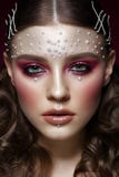 Härlig flicka med perfekt konstmakeup och pärlapärlor Härlig le flicka arkivbilder Härlig flicka med perfekt konstmakeup och pärlapärlor Härlig le flicka arkivbilder