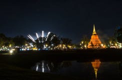 Härlig fyrverkerireflexion över den gamla pagoden Loy Krathong Festi royaltyfri foto Härlig fyrverkerireflexion över den gamla pagoden Loy Krathong Festi royaltyfri foto