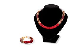 Härlig halsband på en skyltdocka som är handgjord arkivfoton Härlig halsband på en skyltdocka som är handgjord arkivfoton
