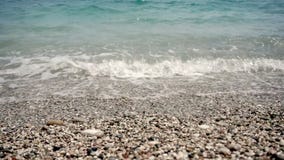 Härlig havsstrand med kiselstennärbilden, havsbränning arkivfilmer Härlig havsstrand med kiselstennärbilden, havsbränning arkivfilmer