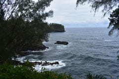 Härlig kust- shoreline i Hawaii med vågor som kraschar långsamt på kusten royaltyfria bilder Härlig kust- shoreline i Hawaii med vågor som kraschar långsamt på kusten royaltyfria bilder