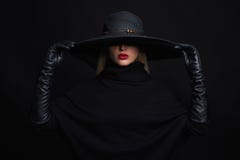 Härlig kvinna i hatt- och läderhandskar min gallerihalloween illustrationer ser var god liknande till visithäxan arkivbild Härlig kvinna i hatt- och läderhandskar min gallerihalloween illustrationer ser var god liknande till visithäxan arkivbild