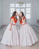 Härlig kvinna två i medeltida klänningar med styvkjolviskning I Royaltyfri Foto Härlig kvinna två i medeltida klänningar med styvkjolviskning I Royaltyfri Foto