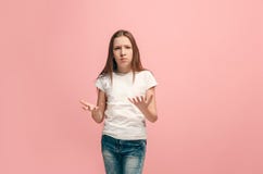 Härlig kvinnlig i halvfigur stående på rosa studiobackgroud Den unga emotionella tonåriga flickan royaltyfri fotografi Härlig kvinnlig i halvfigur stående på rosa studiobackgroud Den unga emotionella tonåriga flickan royaltyfri fotografi