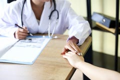 Härlig le kvinna för medicinsk doktor med stetoskoppatienten som diskuterar, sjukvårdbegrepp arkivbilder Härlig le kvinna för medicinsk doktor med stetoskoppatienten som diskuterar, sjukvårdbegrepp arkivbilder