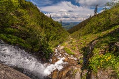 Härlig liten vattenfall i berg, Ukraina royaltyfria bilder Härlig liten vattenfall i berg, Ukraina royaltyfria bilder