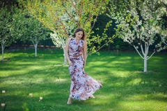 Härlig lycklig kvinna för stående som tycker om lukten i en blommande trädgård för blomningvår Ljus och trendig le flicka nära bl arkivbilder Härlig lycklig kvinna för stående som tycker om lukten i en blommande trädgård för blomningvår Ljus och trendig le flicka nära bl arkivbilder