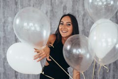 Härlig lycklig ung kvinna på födelsedagferiepartiet royaltyfri bild Härlig lycklig ung kvinna på födelsedagferiepartiet royaltyfri bild