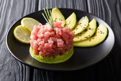 Härlig mat: ny tonfisktandsten med limefrukt, avokadot och sesam Royaltyfri Fotografi Härlig mat: ny tonfisktandsten med limefrukt, avokadot och sesam Royaltyfri Fotografi