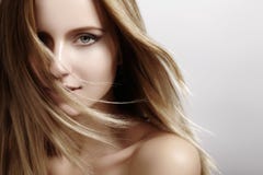 Härlig modell för ung kvinna med flygljushår Skönhetrengöringhud, modemakeup Frisyr haircare, smink royaltyfri fotografi Härlig modell för ung kvinna med flygljushår Skönhetrengöringhud, modemakeup Frisyr haircare, smink royaltyfri fotografi