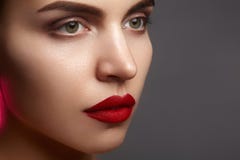 Härlig modell med modesmink Sexig kvinna för närbildstående med makeup för glamourkantglans och ljusa ögonskuggor royaltyfria foton Härlig modell med modesmink Sexig kvinna för närbildstående med makeup för glamourkantglans och ljusa ögonskuggor royaltyfria foton