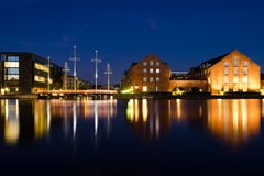 Härlig nattsikt av arkitekturen av Köpenhamnen reflekterad flod för stadskremlin liggande natt fotografering för bildbyråer Härlig nattsikt av arkitekturen av Köpenhamnen reflekterad flod för stadskremlin liggande natt fotografering för bildbyråer